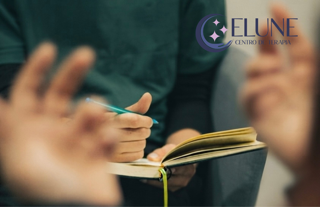 Sesión de psicoterapia con un profesional tomando notas